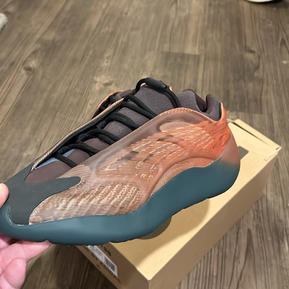YEEZY 700 V3 size 11.5 men’s - Picture 5 of 8